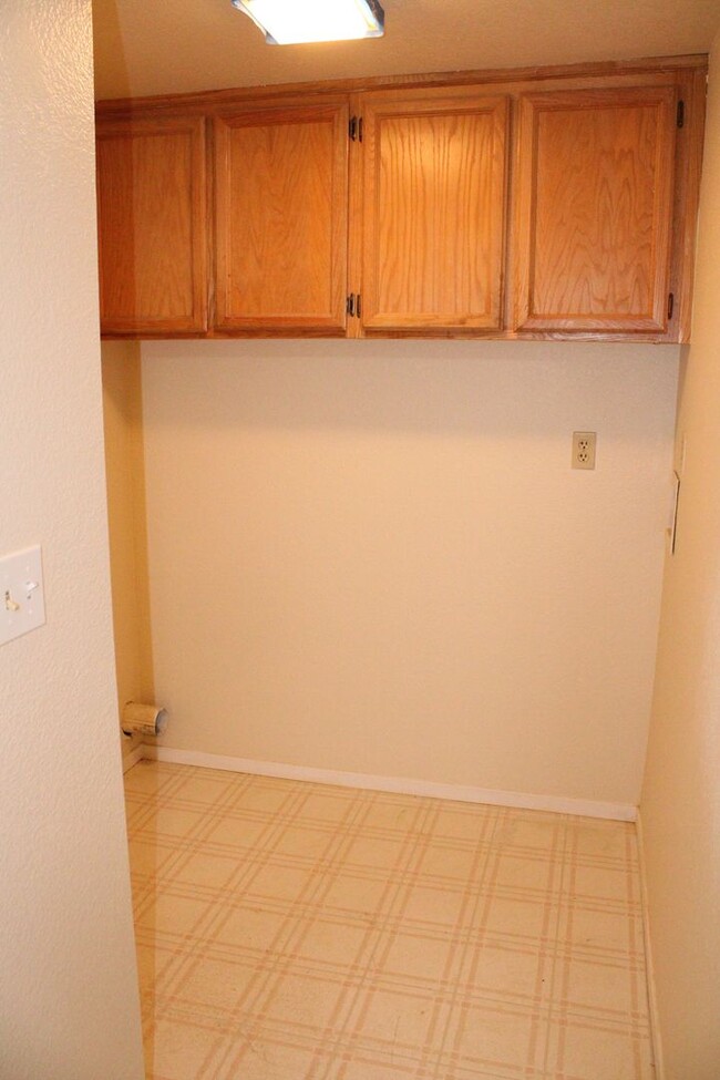 Building Photo - Updated 4 Bedroom, 2 1/2 Bathroom Townhome...