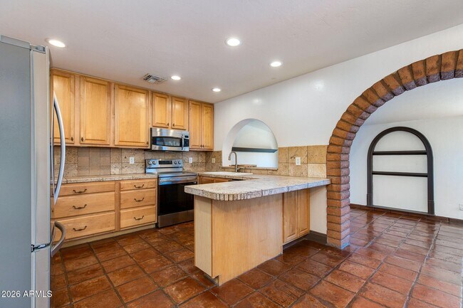 Building Photo - 2429 E Dahlia Dr
