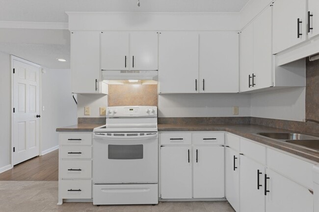 Building Photo - Charming Mount Pleasant Townhouse