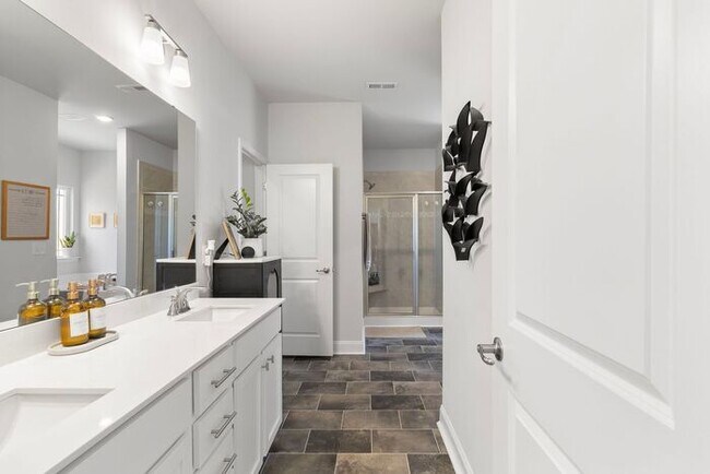 Building Photo - Beautiful 3 Bedroom 2 Bath Ranch