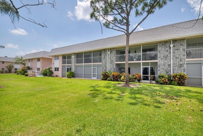 Building Photo - 18081 SE Country Club Dr