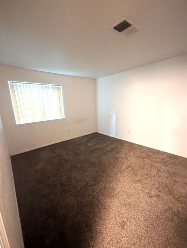 Building Photo - Very Nice Condo