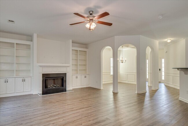 Building Photo - 476 Lory Ln