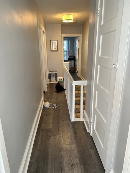 Building Photo - 10 W Knight Ave