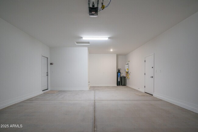 Building Photo - 20607 W Rancho Dr