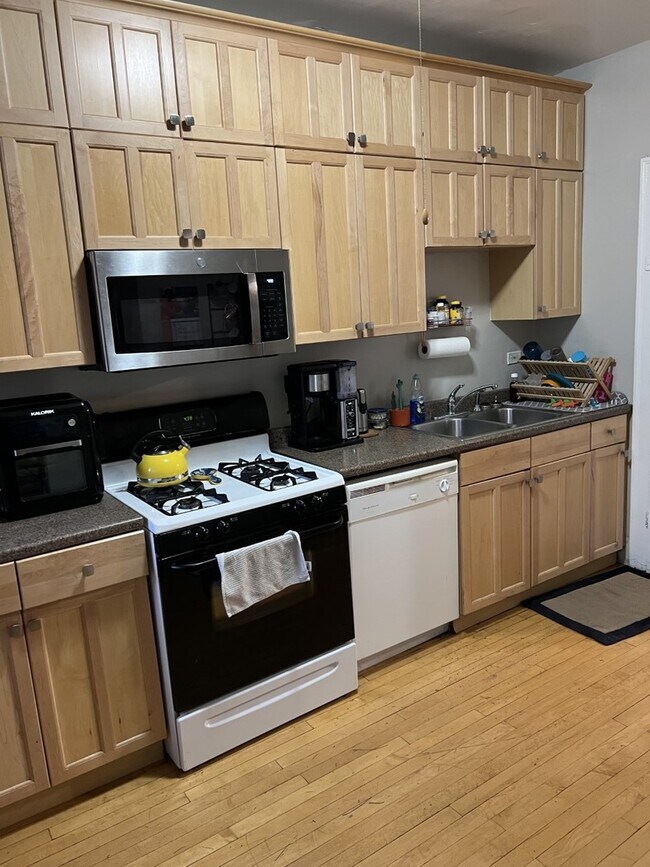 Building Photo - 1408 W Warner Ave