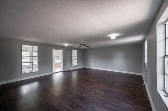 Building Photo - Rare Horse-Ready Property in Manvel