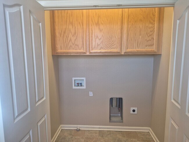 Building Photo - Adorable 3 bedroom 2.5 bath