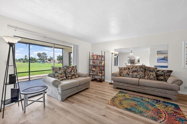 Building Photo - Furnished or unfurnished 2 bedroom Condo Overlooking Golf Course