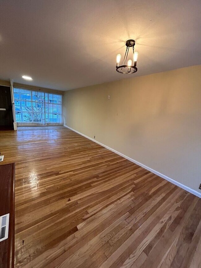 Building Photo - Charming 3-Bedroom Home with Fenced Backya...