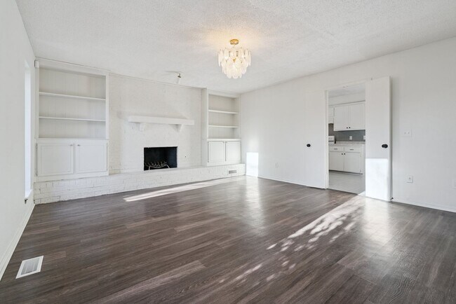 Building Photo - 3-Bedroom Home Near Dining, Shopping & Broadway Extension