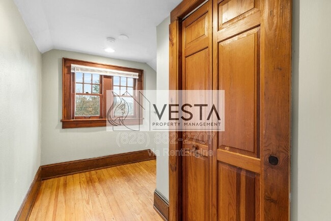 Building Photo - 68 Maple St