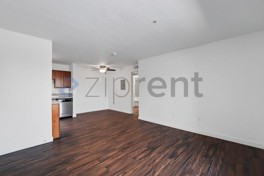 Building Photo - Unit B206