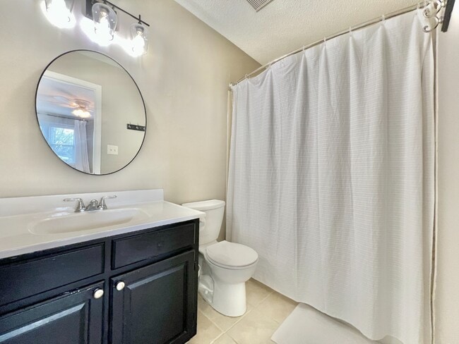 Building Photo - Condo with Convenient Location!