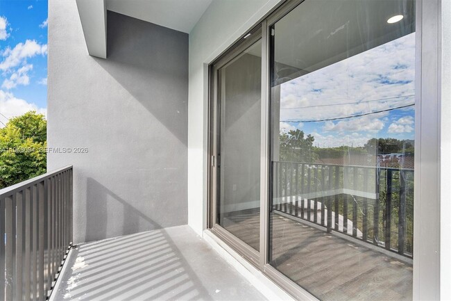 Building Photo - 444 E 16th St