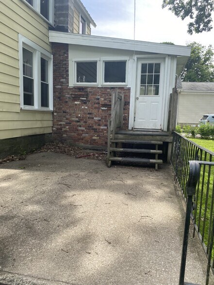 Building Photo - 113 Pleasant St