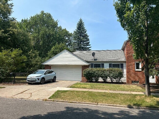 Building Photo - Spacious Colonial For Rent in Lyndhurst