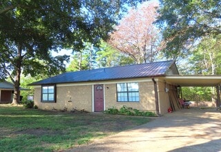 Building Photo - Beautifully Updated 2 Bedroom House on Wooded Lot