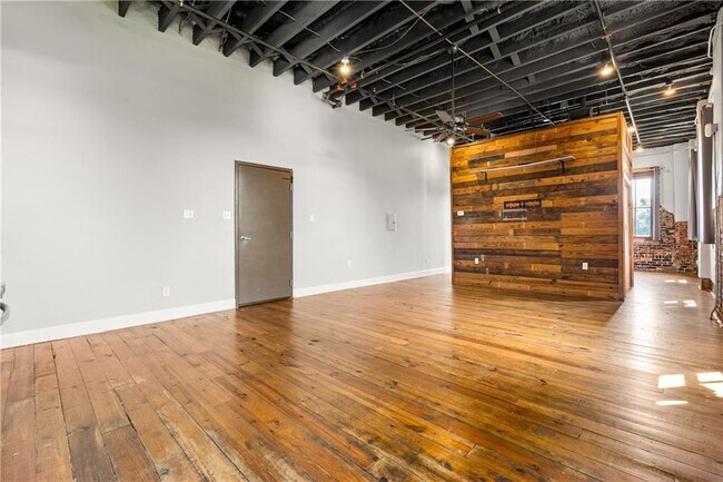 Building Photo - 558 St Francis St