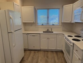 Building Photo - 593 Main St