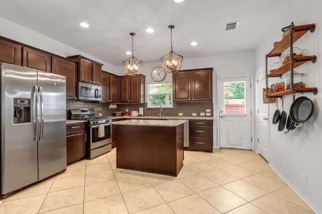 Building Photo - "Charming 3-Bed Oasis with 2.5 Baths in Sa...
