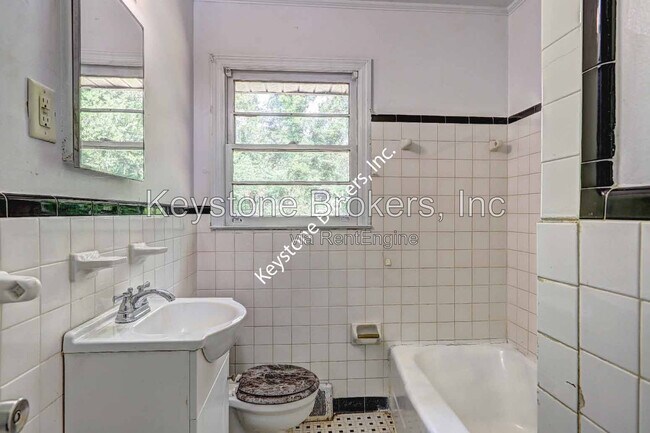 Building Photo - 2634 Tredway Dr