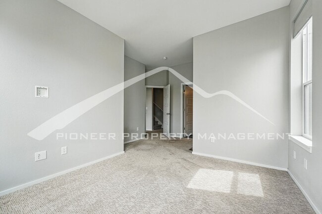 Building Photo - Spacious Home with Washer/Dryer and Mountain Views