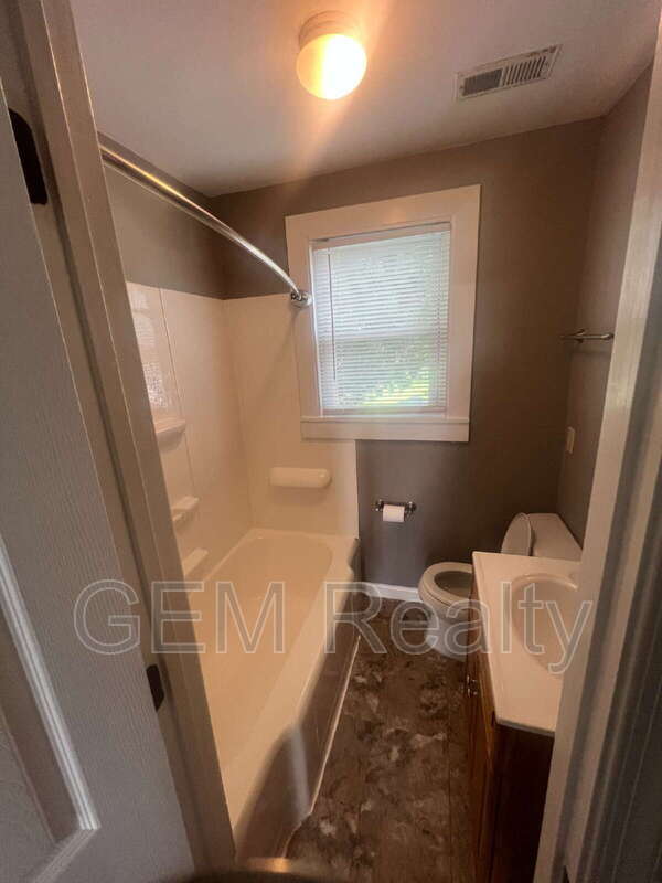 Building Photo - 349 White Oak Rd