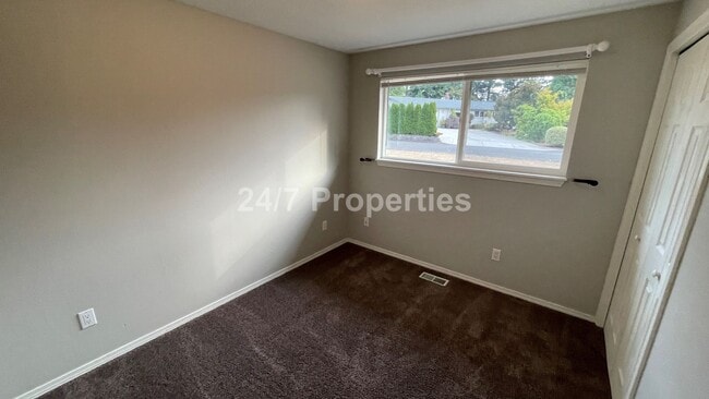 Building Photo - 3 BD | 2 BA Single-Level Home on Sprawling...