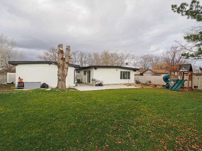 Building Photo - 5 Bedroom, 2.5 Bathrooms Home