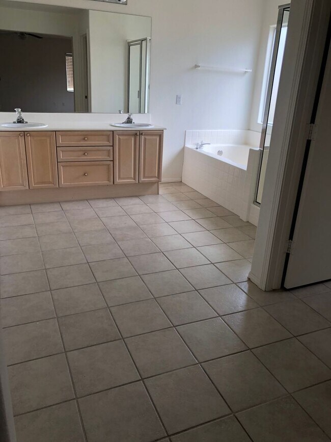 Building Photo - Charming 4 BED/3BATH, Home nestled in this beautiful guard-gated Rhodes Ranch Community!