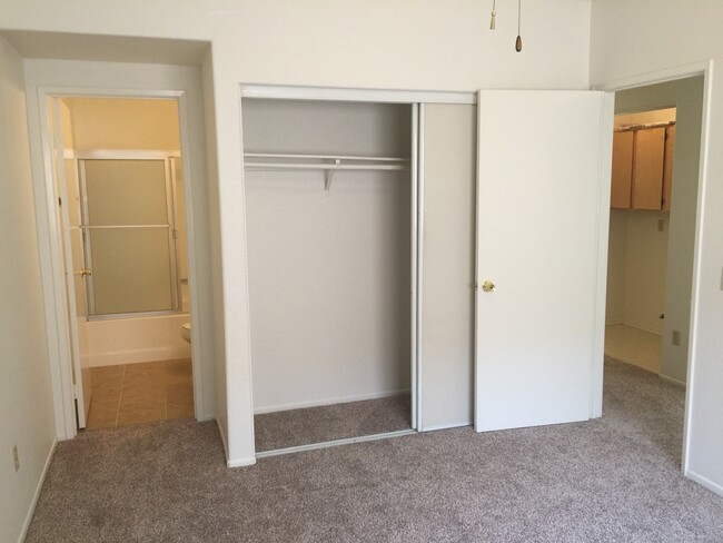 Building Photo - Cute & Private End Unit 3+2.5 Light & Brig...