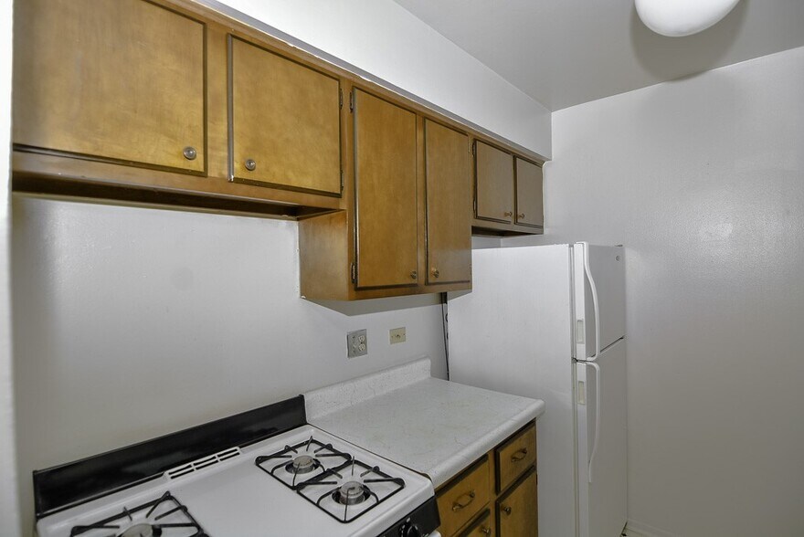 Building Photo - 650 W Wrightwood Ave