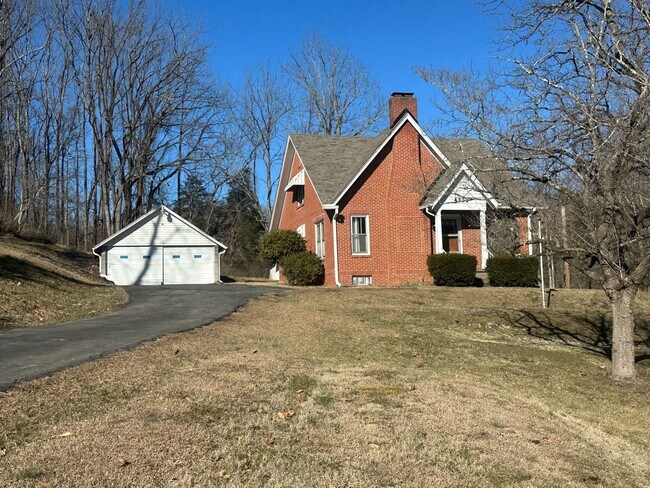 Primary Photo - 3 Bedroom / 1.5 Bath Brick Home on 1.4 Acr...