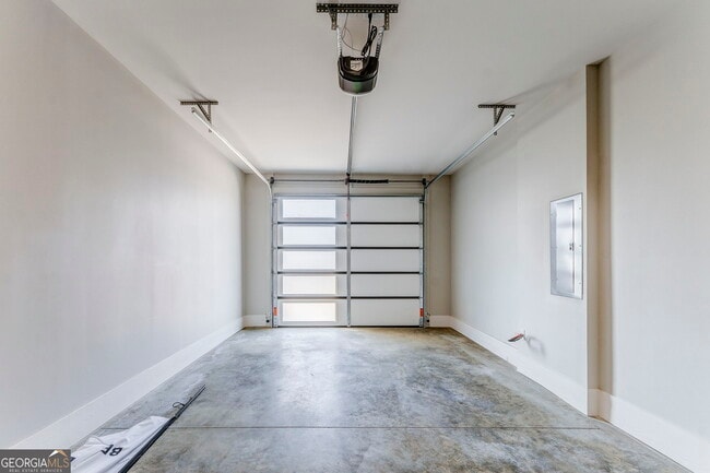 Building Photo - 79 Chateau Dr SE