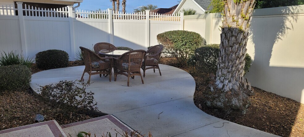 Private patio - 725 Rosella Pl