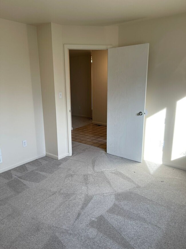 Building Photo - 105 Foxfire Dr