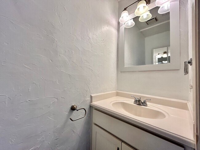 Building Photo - Stylish 2 Bedroom, 1.5 Bath Home with High Ceilings