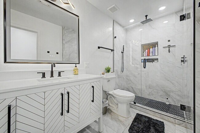 Building Photo - 8352 W San Juan Ave