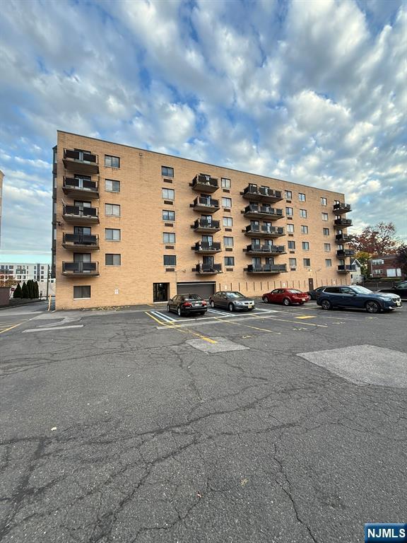 Building Photo - 5 Linden St