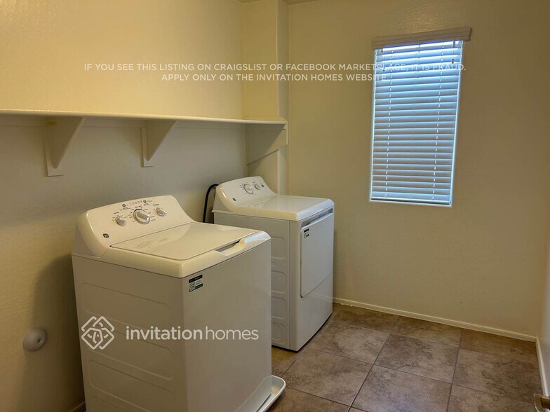 Building Photo - 1265 E Palomino Way