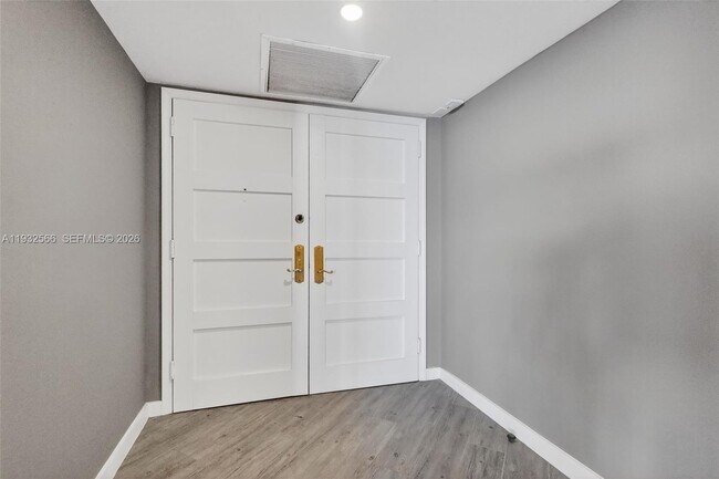 Building Photo - 16711 Collins Ave