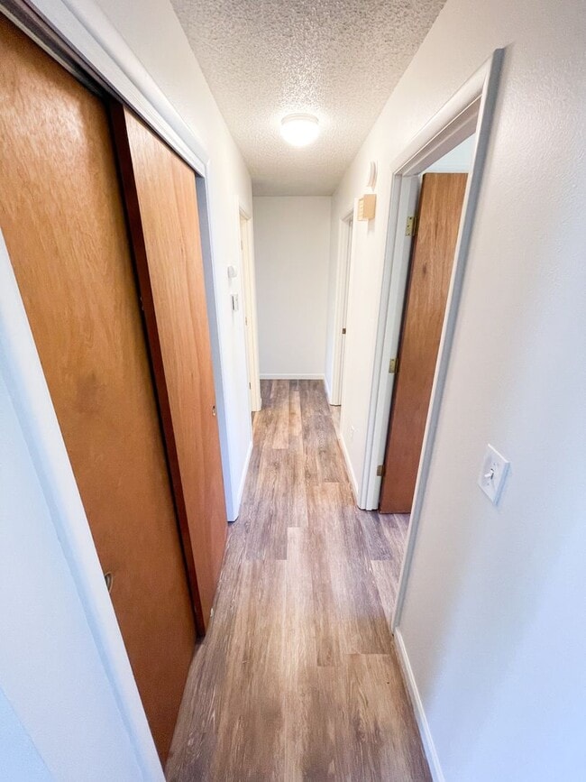 Building Photo - 3 Bedroom, 2 Bath