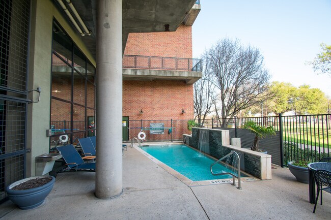 Building Photo - 1 Bed 1.5 Bath Modern Corner Unit Condo in Uptown Dallas!