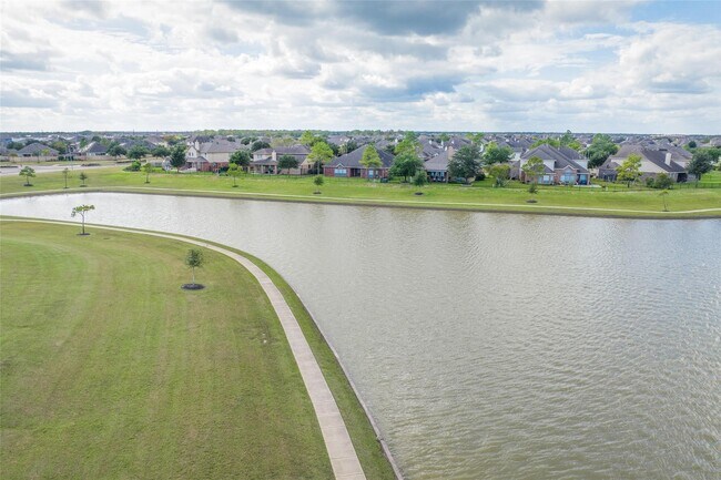 Building Photo - 2407 Rose Gold Dr