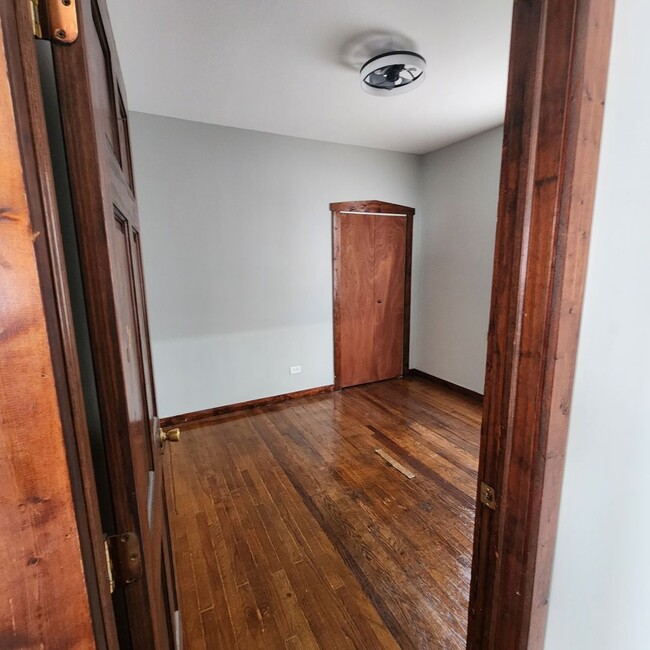 Building Photo - Move In Specials! Spacious 3 Bedroom, 2 Fu...