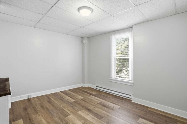Building Photo - Welcome home to this newly renovated 2 bedroom top floor apartment