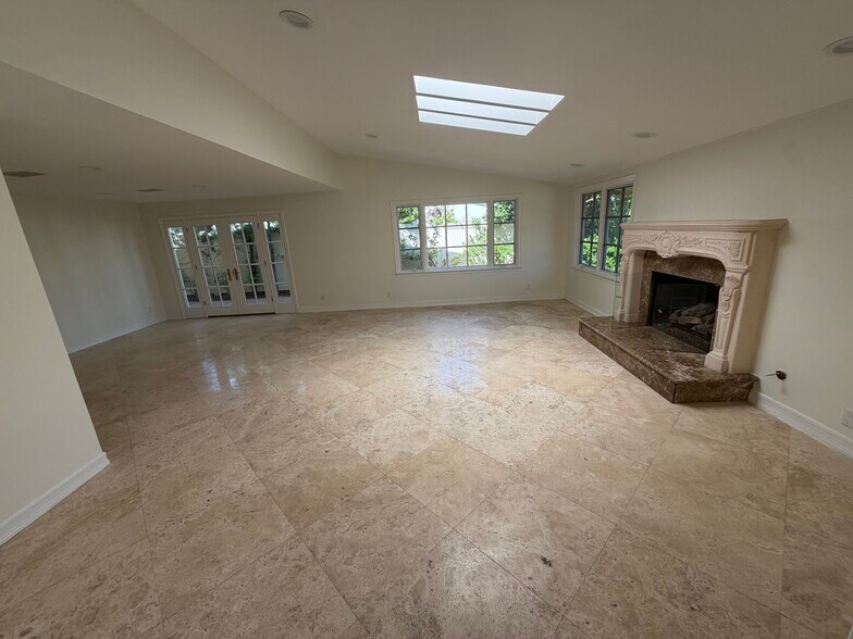Building Photo - 16545 Park Lane Cir