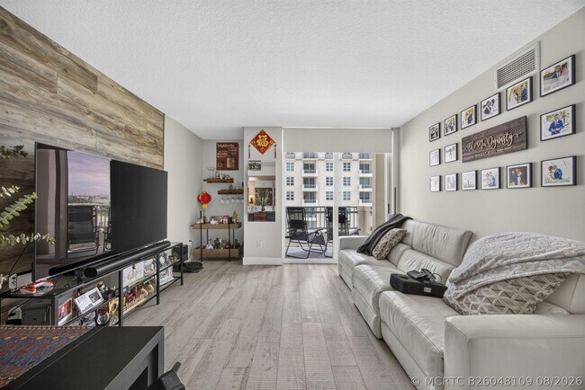 Building Photo - 403 S Sapodilla Ave