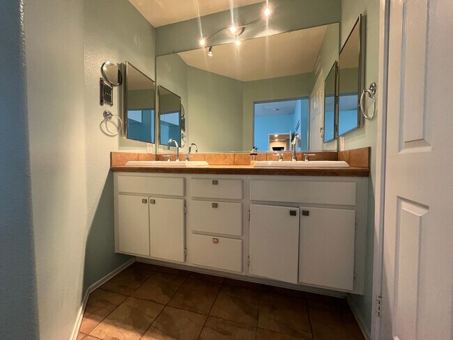 Building Photo - 4 Bedroom Townhome for Rent in Stevenson R...